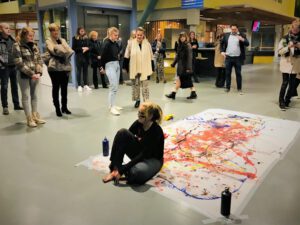 Lichaam als kwast in theatrale performance