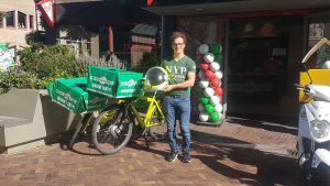 Student Jelle is beste pizzakoerier van Nederland en wint reis naar de ruimte