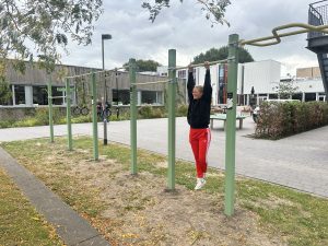 Nieuwe sporttoestellen op de campus: In de ringen tussen colleges door