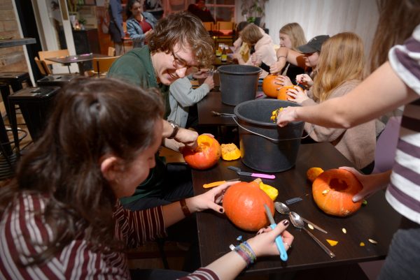 Happy Halloween: buitenlandse studenten gaan pompoenen te lijf