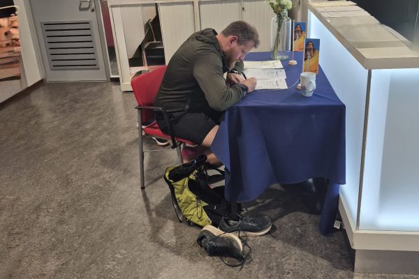 Niet strak in pak, maar op hardloopschoenen