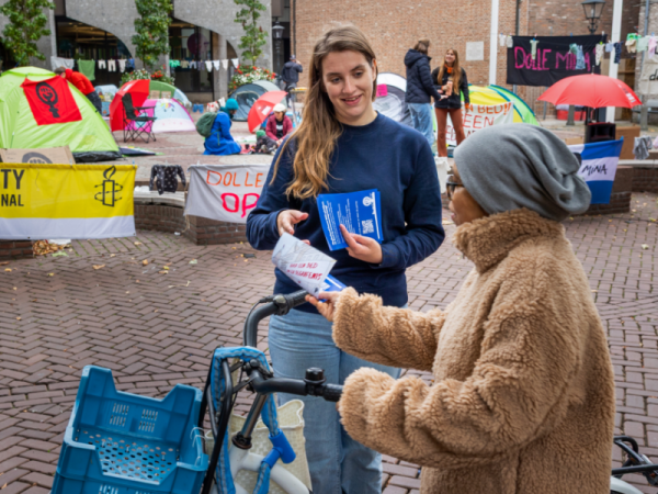 Laura is een Zwolse Mina: 'We liepen mee als buffer tijdens een Pride Walk'