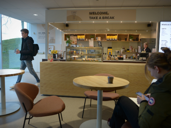 Prijzen fors verhoogd: ‘Ik ga minder vaak koffie halen’