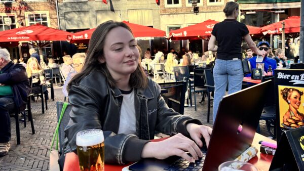 Laura van Knippenberg: ‘Spieken, maar dan met wifi’
