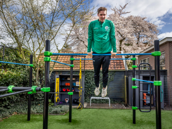 Student Ian bouwde zijn eigen calisthenics-park
