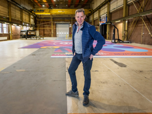 Urban sports in een lege fabriekshal
