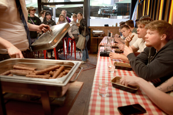 Foto van de maand: Frikandellen eetwedstrijd!